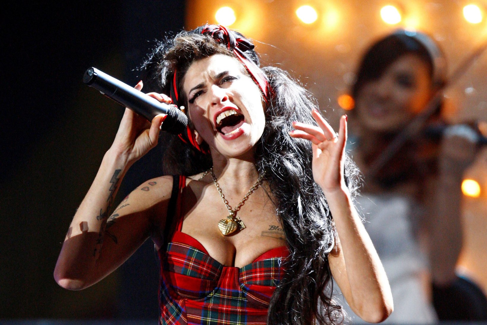 Amy Winehouse läheb hologrammina maailmaturneele