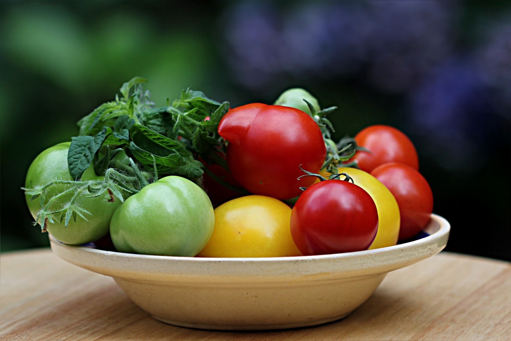 5 lihtsat nippi, kuidas saada poolvalminud tomatid punaseks