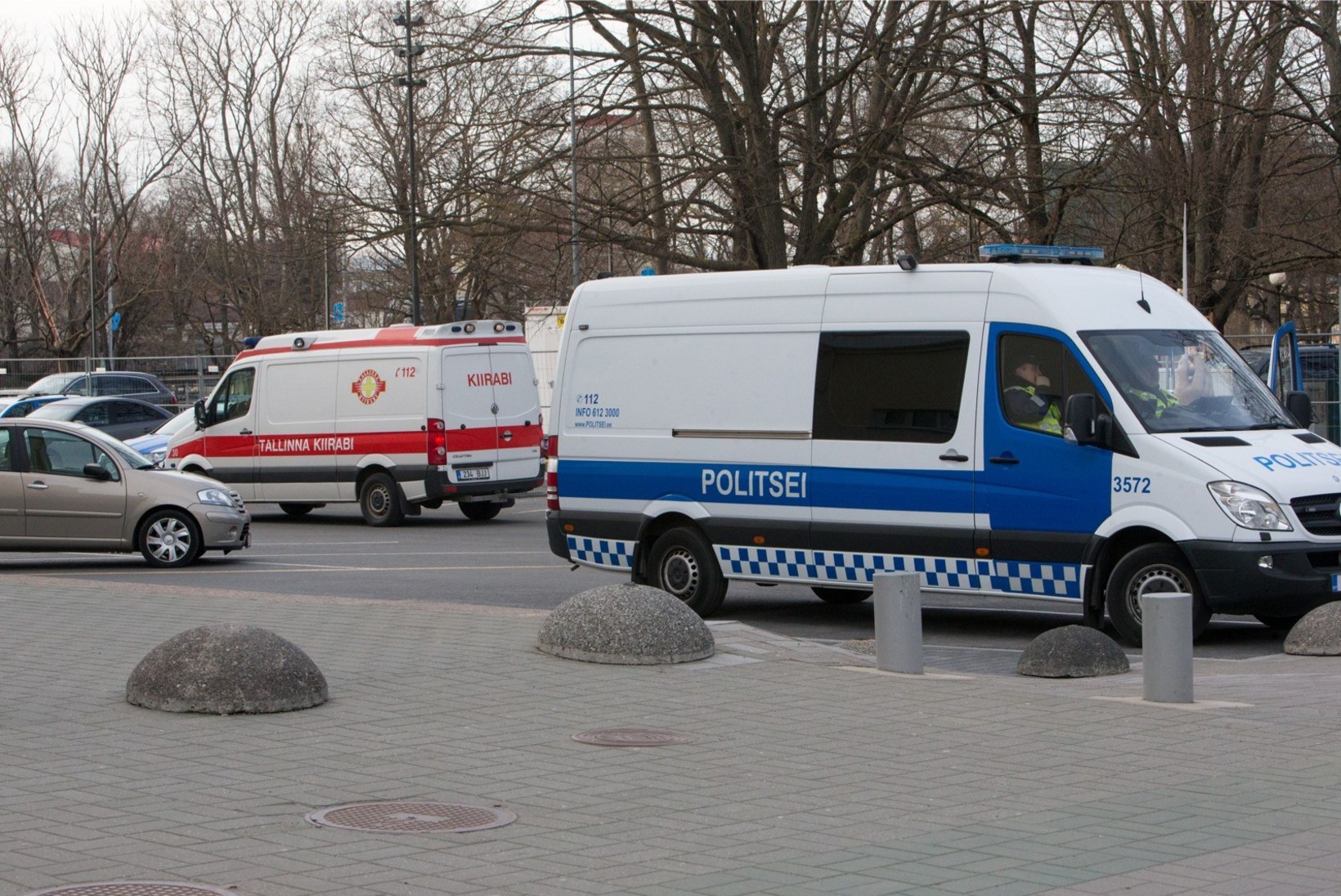 Tallinnas põrkas väljakutsele kiirustanud politseibuss kokku sõiduautoga