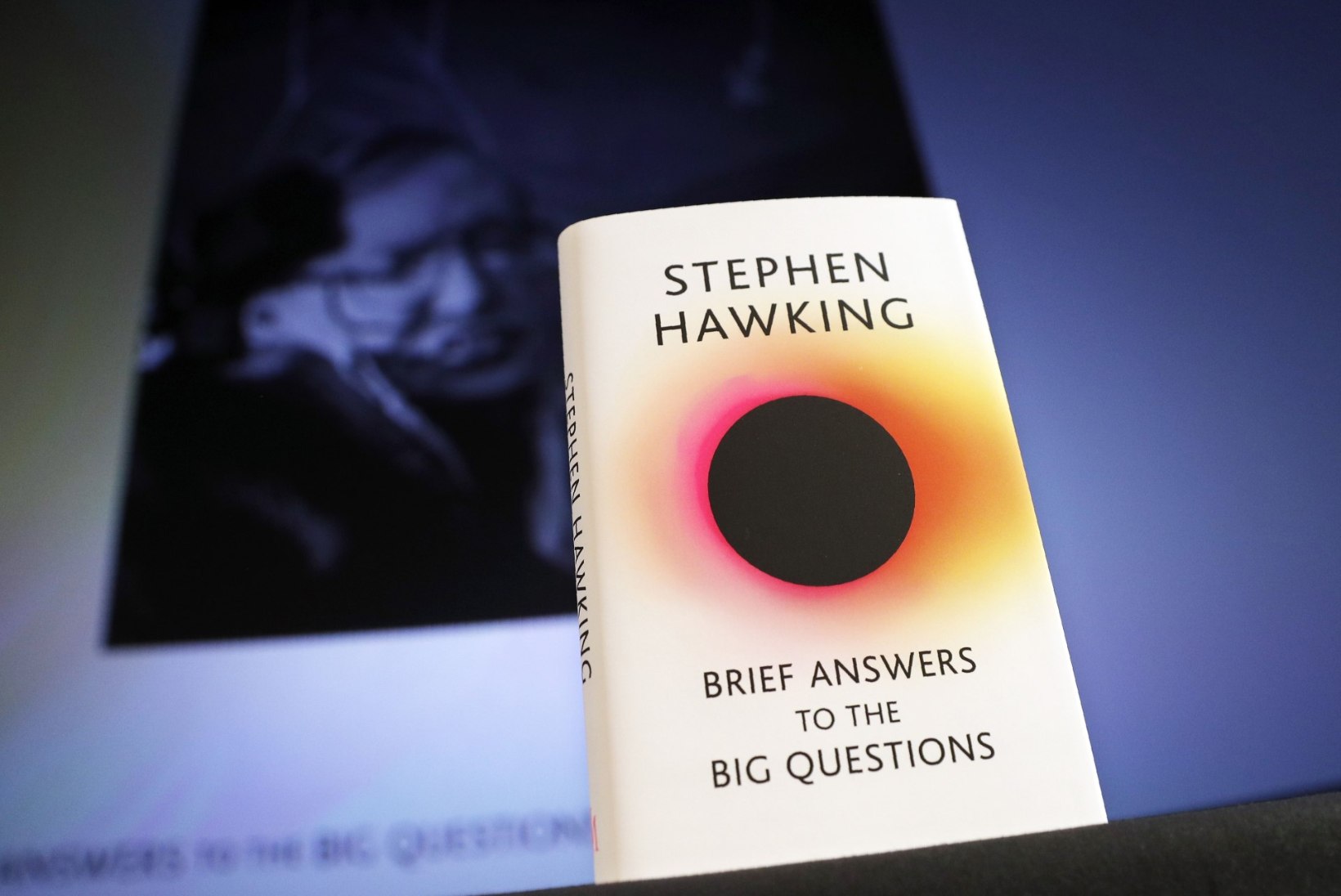 Hawking värskes raamatus: keegi ei loonud universumit ja keegi ei juhi meie saatust