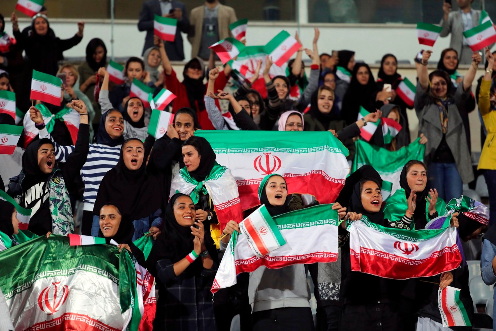 37aastase vahe järel staadionile pääsenud Iraani naised põhjustasid riigis kaose