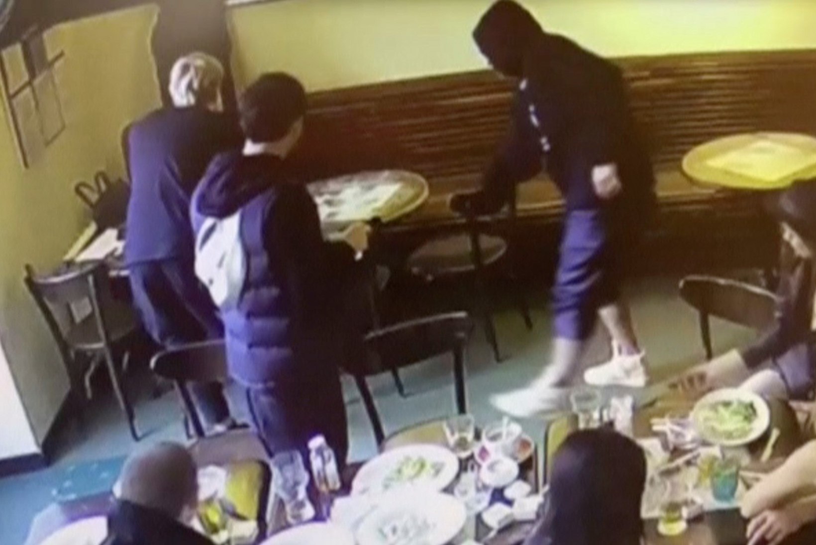 TOHOH! Ametnikku tooliga rünnanud ja vandaalitsenud Venemaa jalgpallikoondislasi ootab pikk vanglakaristus