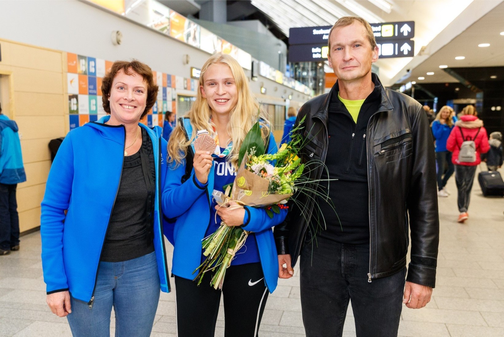 GALERII | Eesti spordiajalugu teinud Greta Jaansonit tervitasid lennujaamas ema Tatjana ja isa Jüri