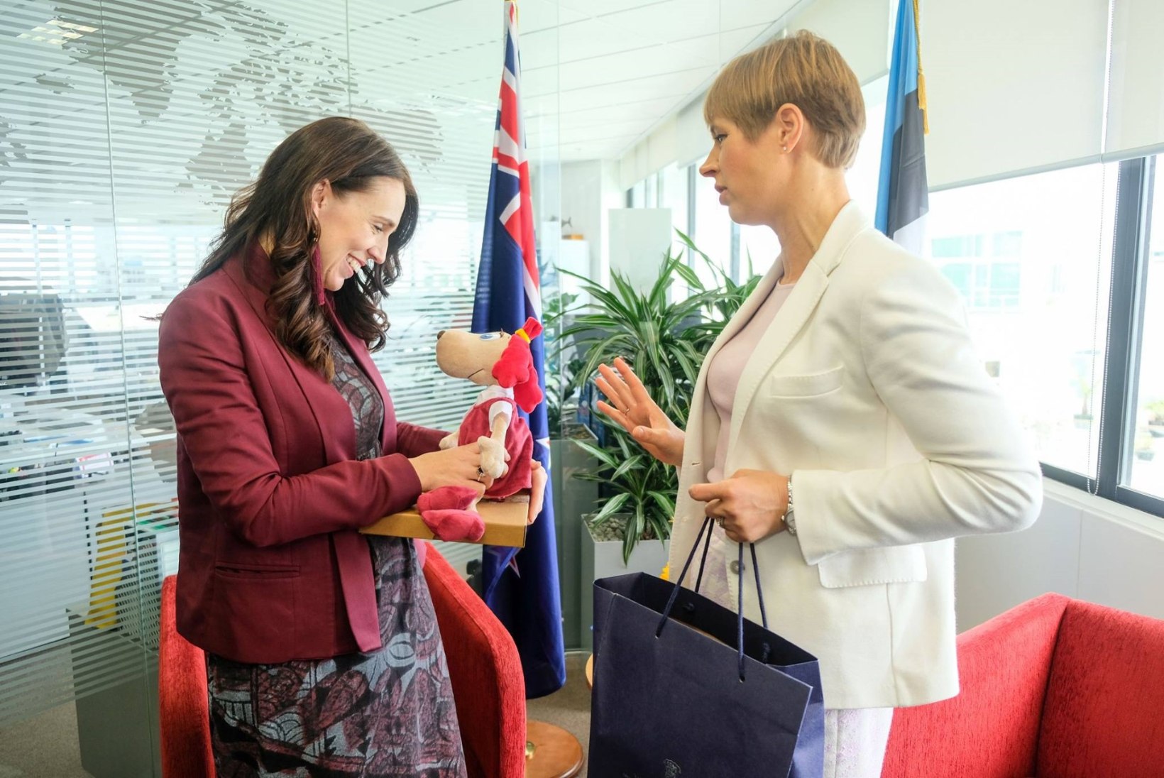 FOTOD | Kersti Kaljulaid tegi Uus-Meremaa peaministrile armsa kingituse