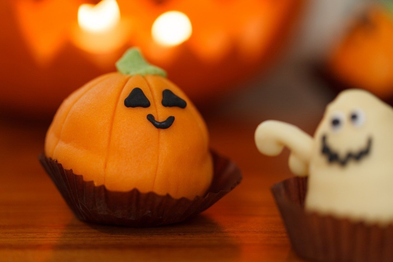 RETSEPTID: valmista halloweeniks silmatrühvlid või ämblikmuffinid
