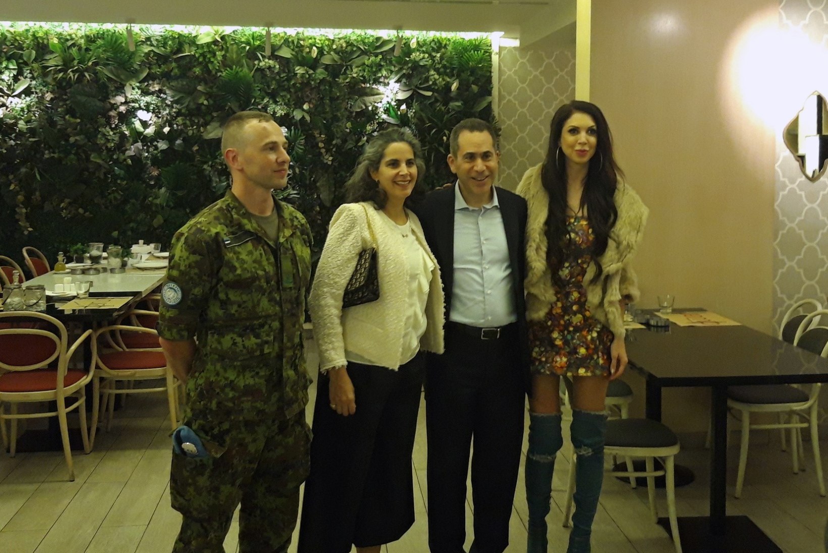 GALERII | Liibuvas kostüümis Laura esines Liibanonis teenivatele sõduritele 