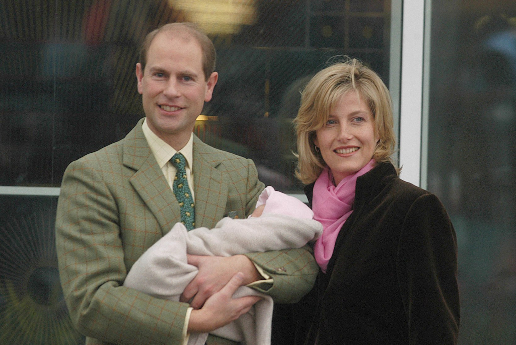 Eestisse visiidile saabuvad kuninganna Elizabethi noorim poeg prints Edward ja tema abikaasa Sophie on lapse saamisel üle elanud raskeid aegu