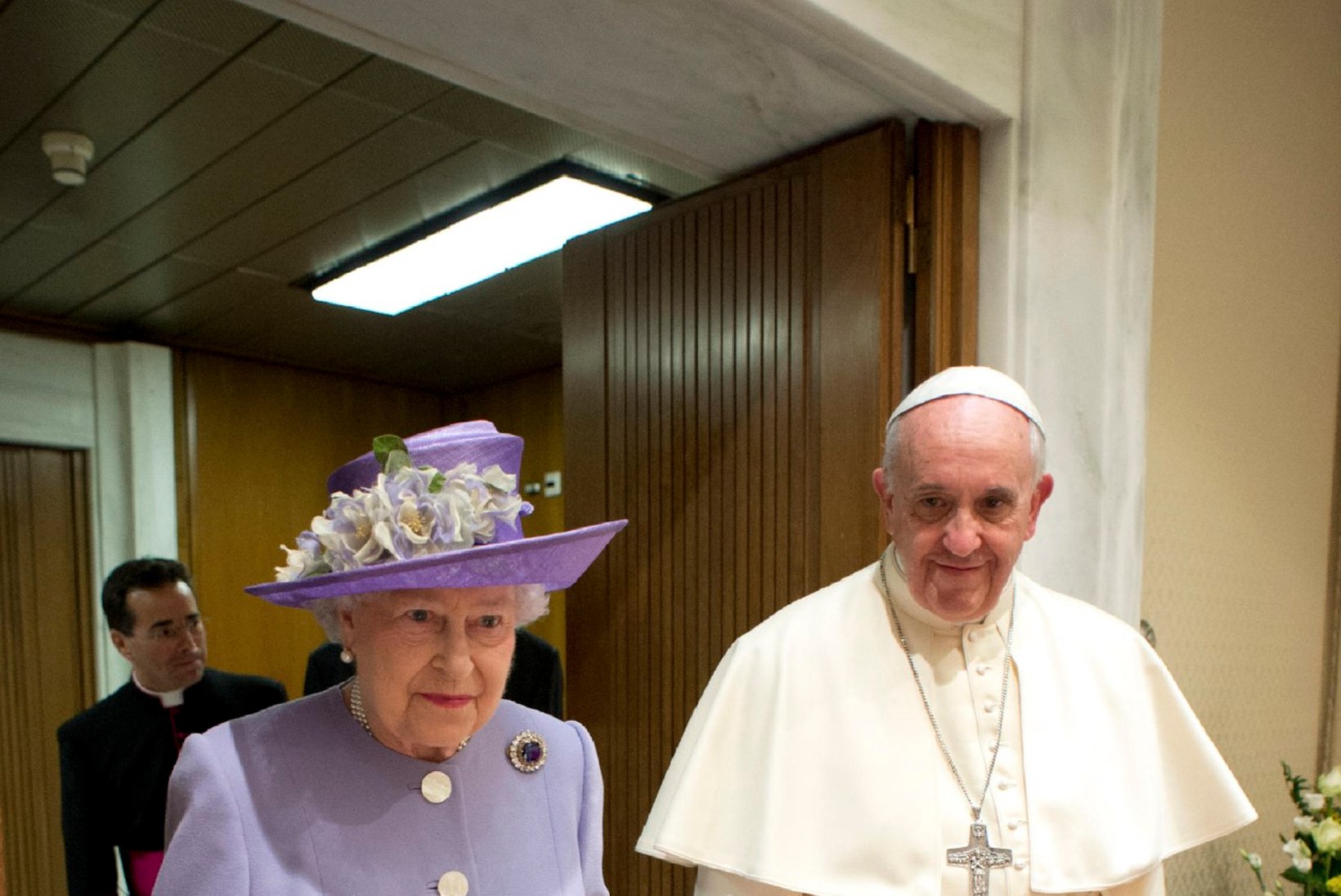 Mitmed naised on paavst Franciscusega kohtudes olulist etiketireeglit rikkunud