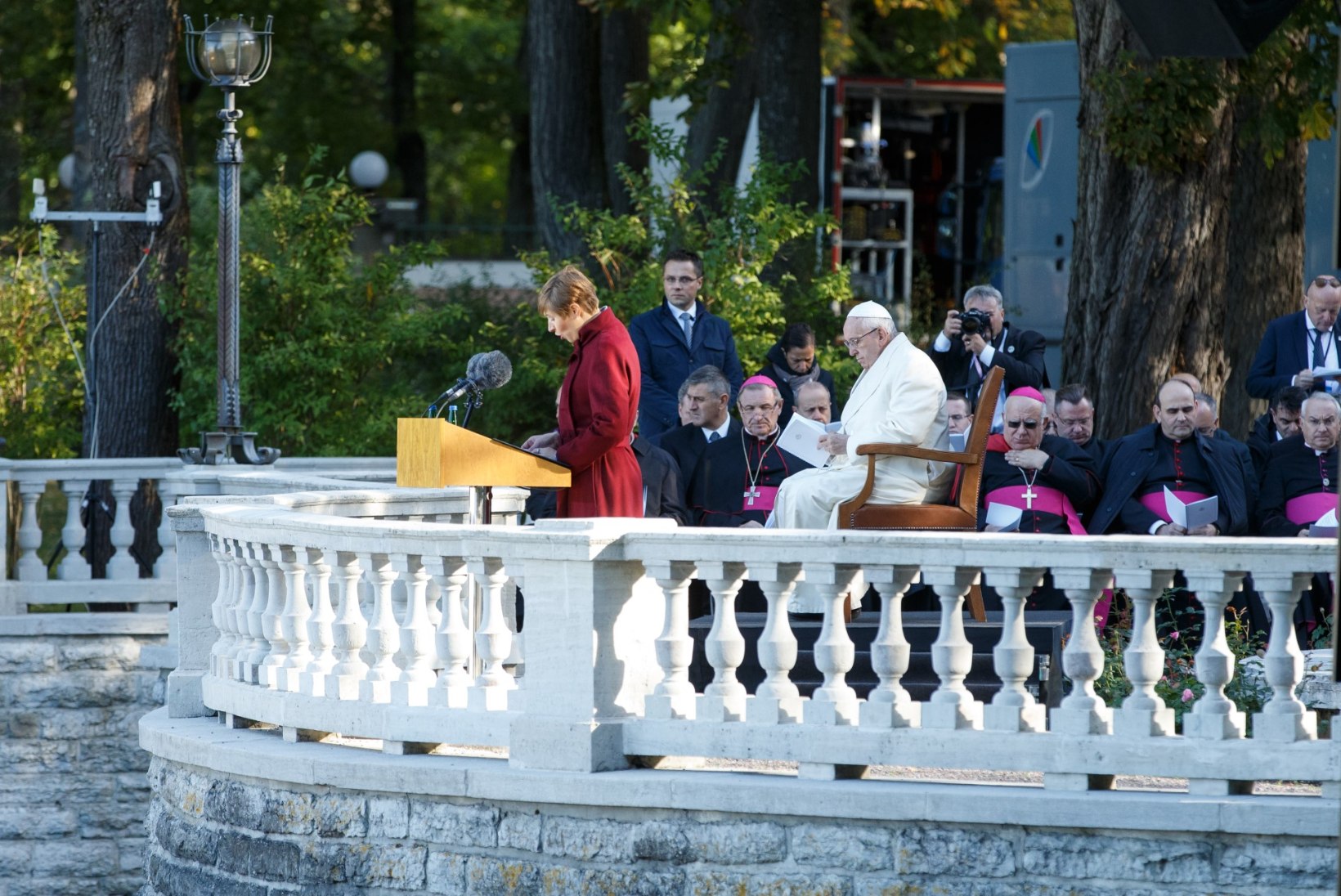 Mitmed naised on paavst Franciscusega kohtudes olulist etiketireeglit rikkunud
