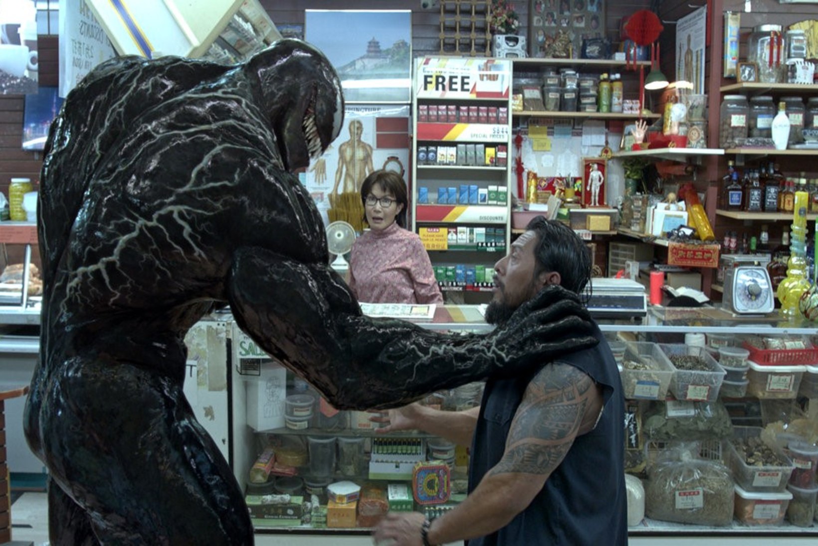 ARVUSTUS | „Venom“ on halb, aga Tom Hardyl on p*hhui ja see on positiivne!
