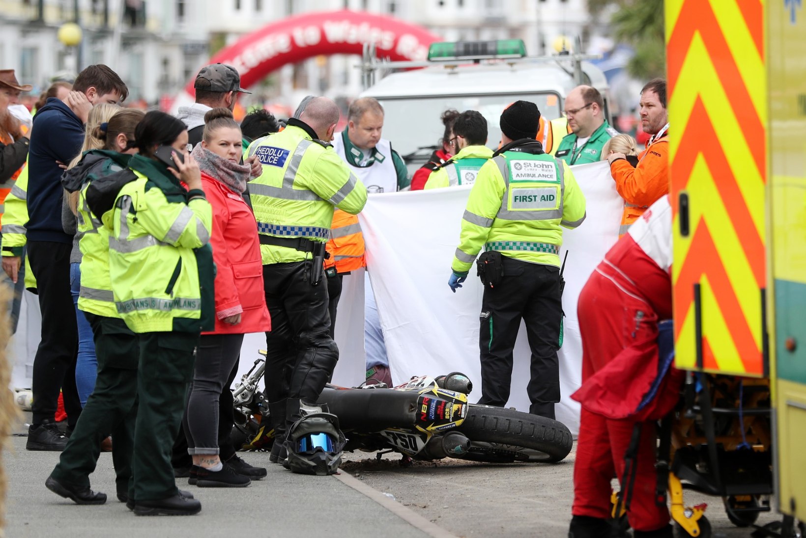 Walesi rallilt haiglasse lennutatud seitsmeaastane motopoiss võitleb elu eest