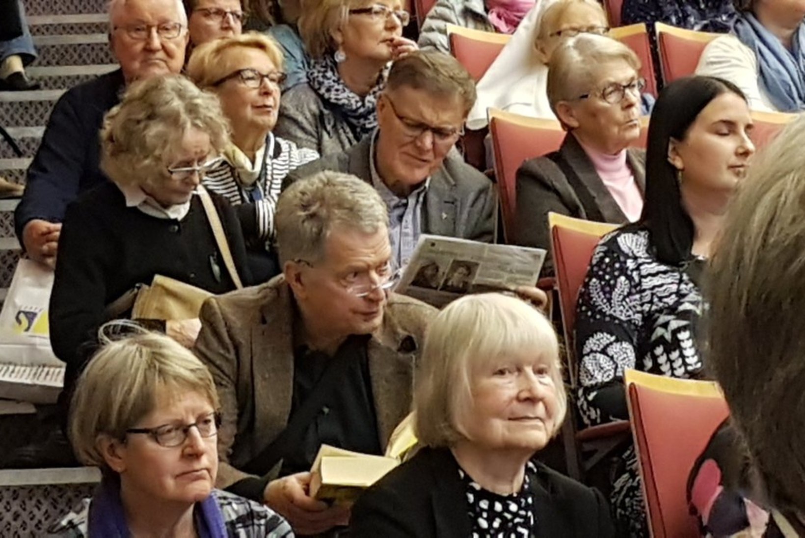 RAHVAMEES: Vene meedia kiidab trepil istunud Soome presidenti