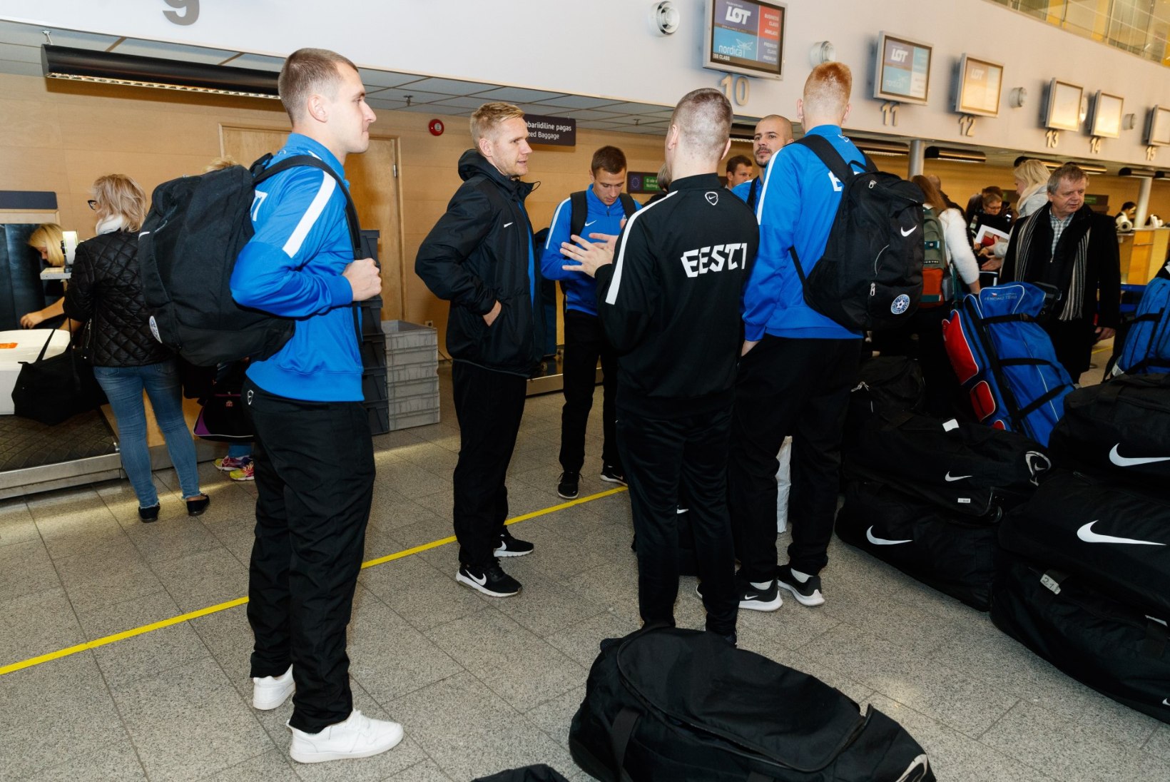 FOTOD | Vigastustest räsitud Eesti jalgpallikoondis alustas Euroopa tuuri