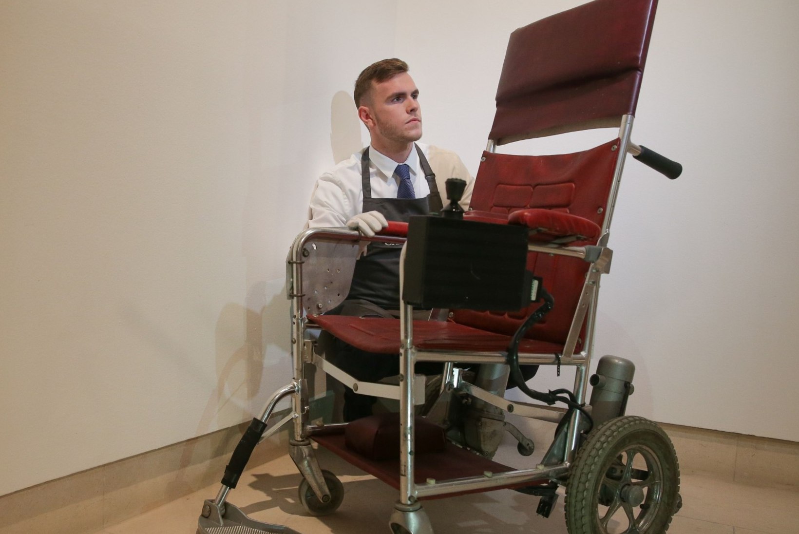 Stephen Hawkingi ratastool ja väitekiri müüdi enam kui miljoni euroga