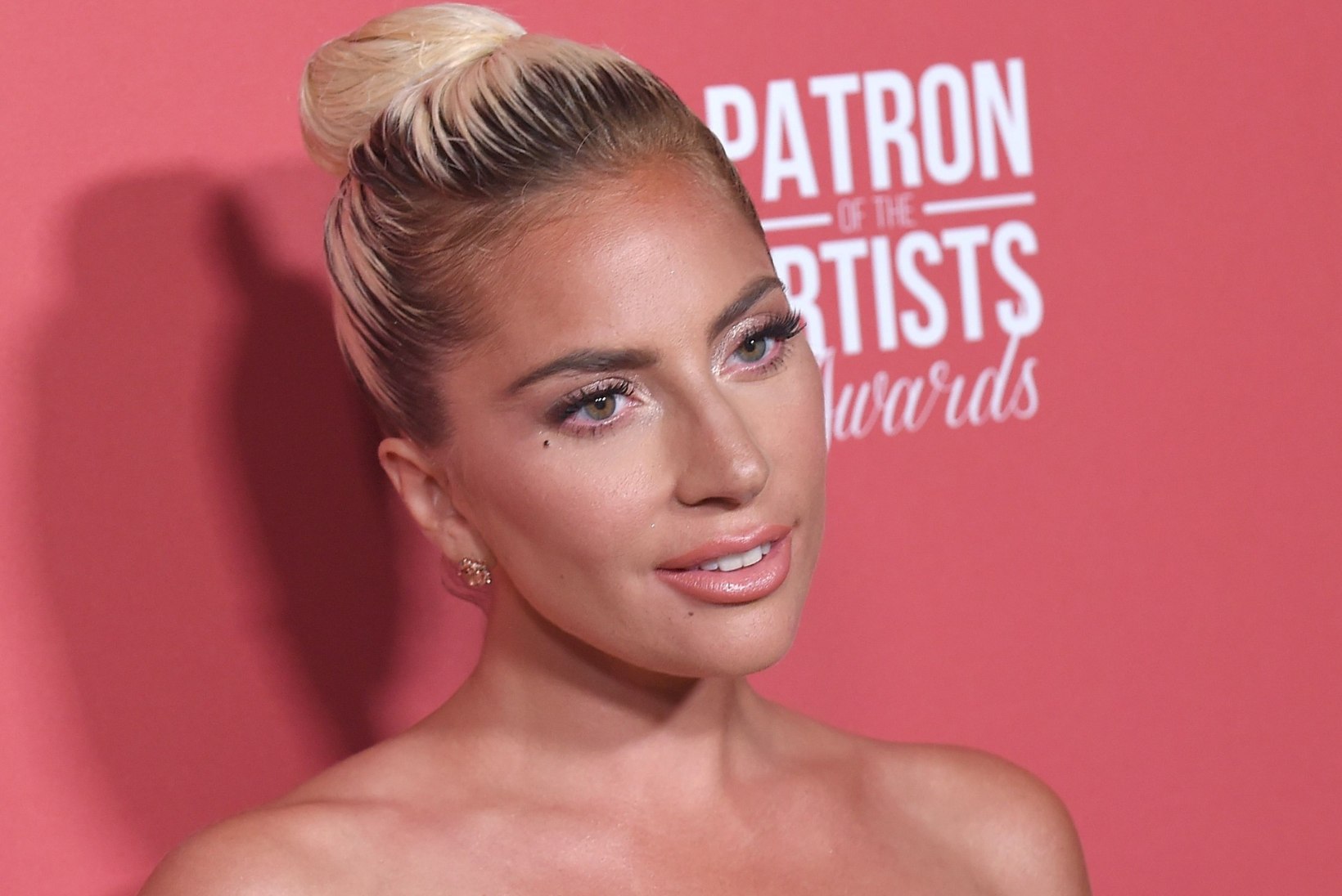 Suur süda! Lady Gaga külastas Punase Risti keskust ja viis California metsatulekahjudes kannatanutele pitsat