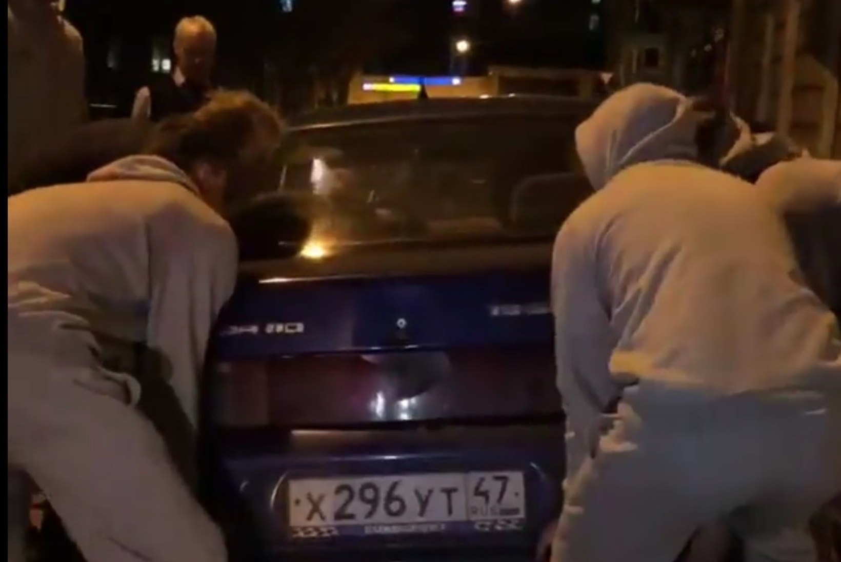 VIDEO | MILLINE JÕUD! Venemaal hätta sattunud Kalev/Cramo korvpallurid otsustasid tülika Lada tee pealt ära tõsta