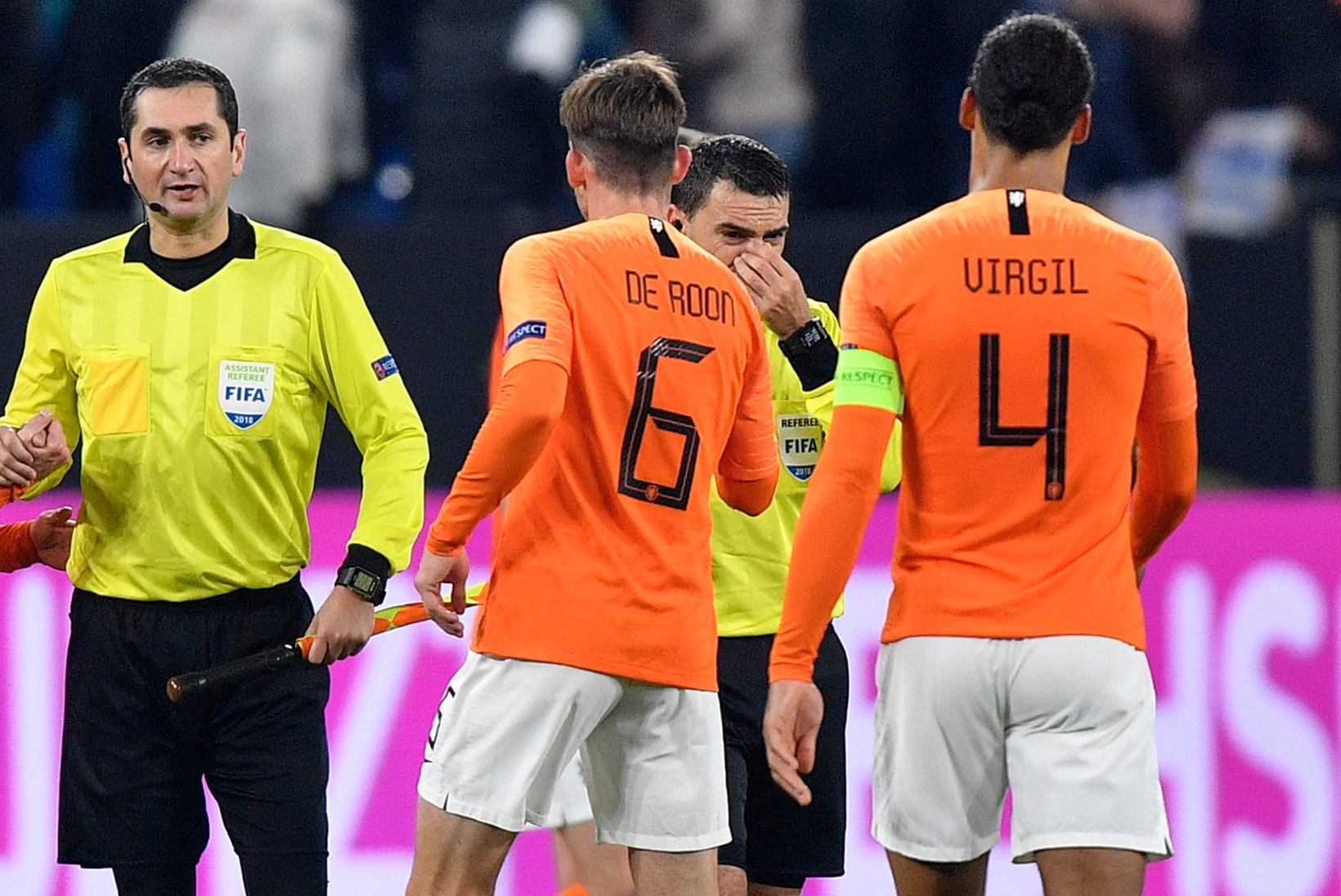 VIDEO | Hollandi jalgpallikoondise kapten lohutas pärast kohtumist pisaraid valanud peakohtunikku