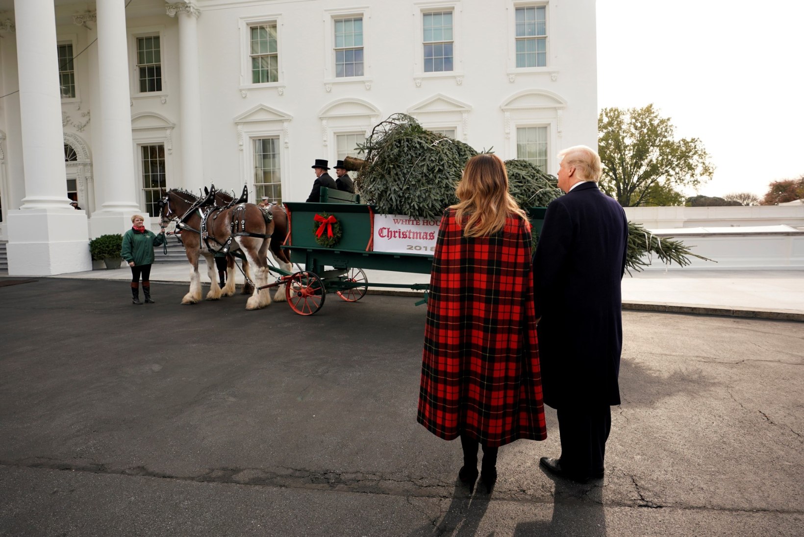 VIDEO JA GALERII | Melania ja Donald Trump tervitasid Valges Majas jõulukuuske