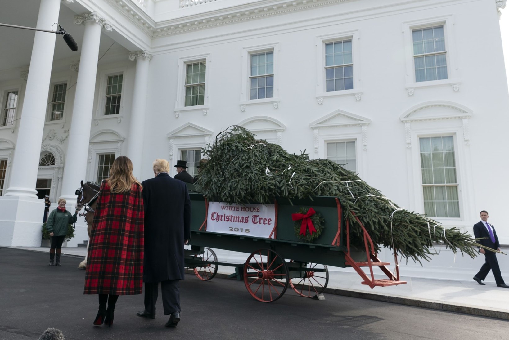 VIDEO JA GALERII | Melania ja Donald Trump tervitasid Valges Majas jõulukuuske