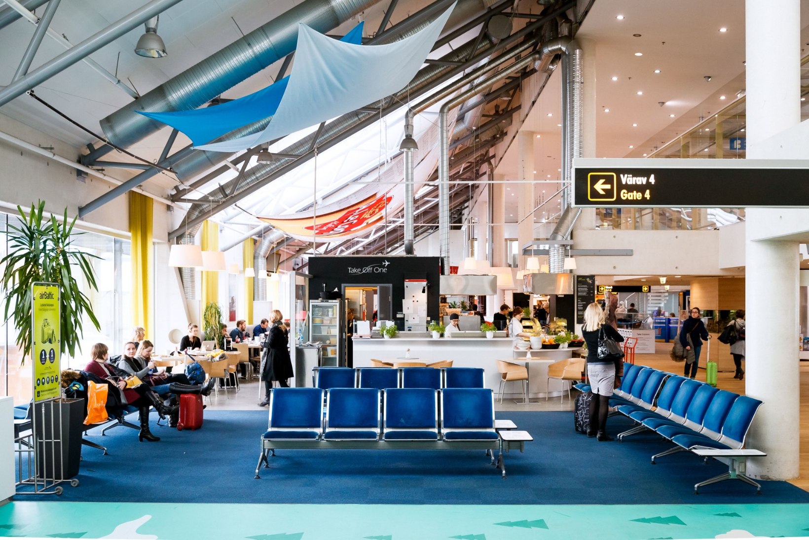 ÄGE VÄRK: reisijad saavad lennujaamas Pärdi ja Tormisega kõrvu hellitada