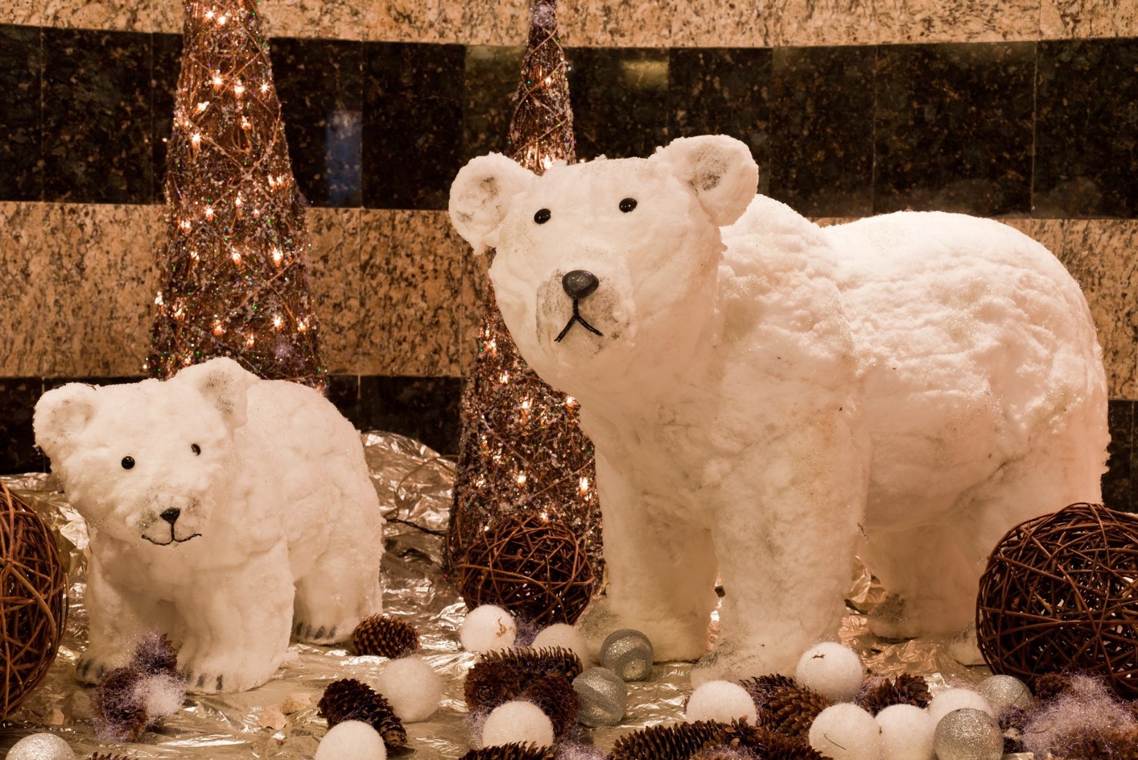 RIKUTUD JÕULUD: kaubanduskeskus pani jääkarud jõuluväljapanekul seksima