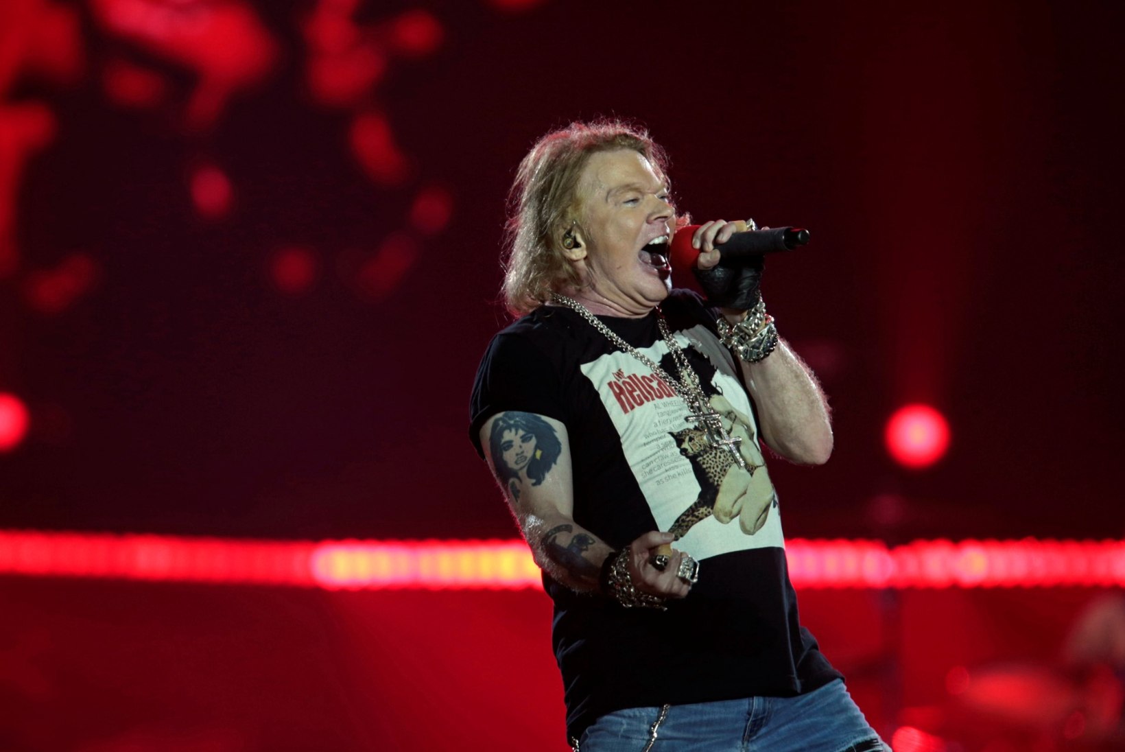 Guns N' Rosese uhke kontsert katkes. Axl: "Olen viis tundi oksendanud!"