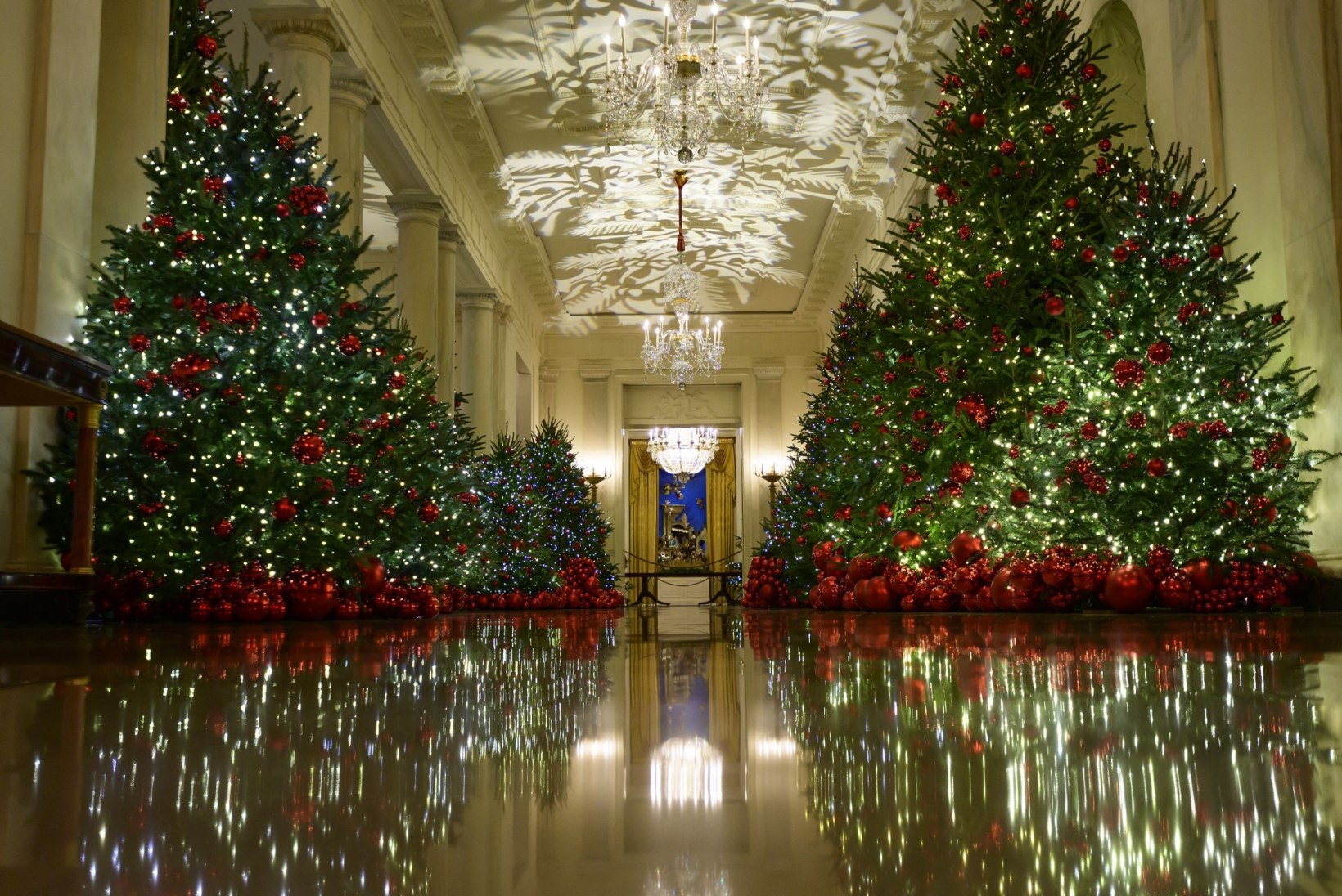VÕTAB SILME EES KIRJUKS: Melania Trump paljastab, milline näeb jõuluehteis Valge Maja välja seestpoolt!