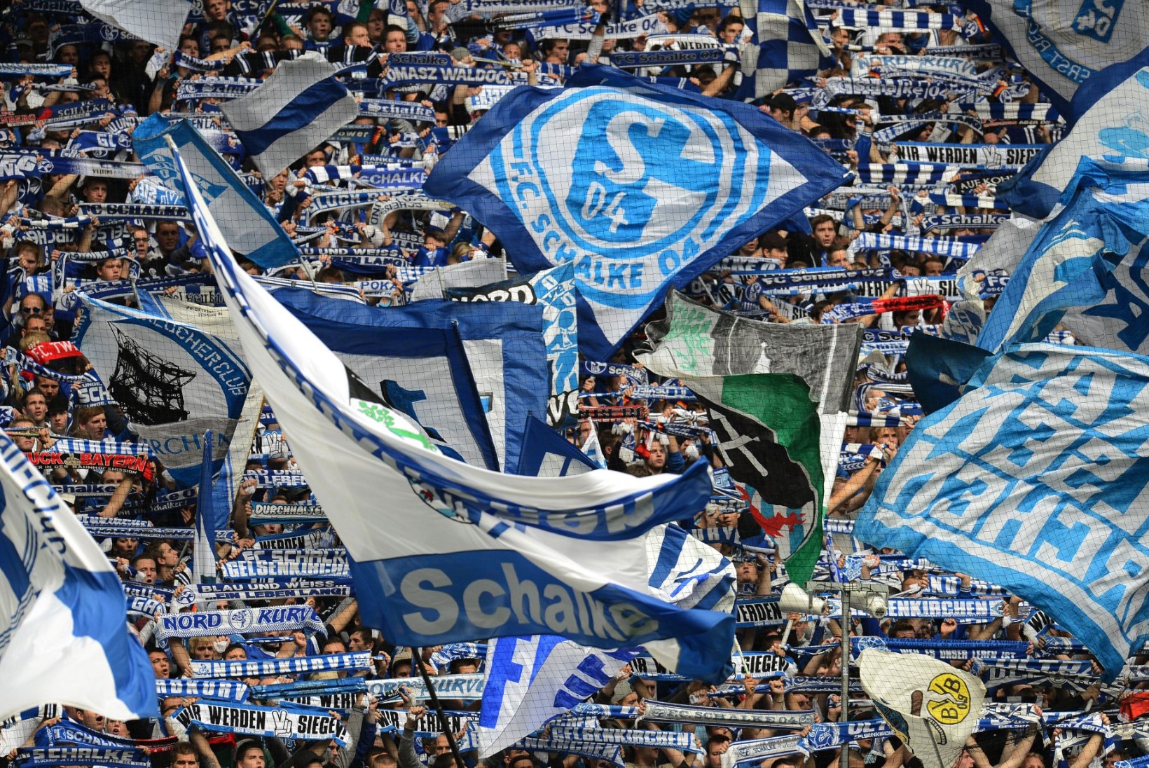 Naisfänn: mind ahistati Schalke staadionil, mispeale turvamees soovitas koju minna, kui ei meeldi