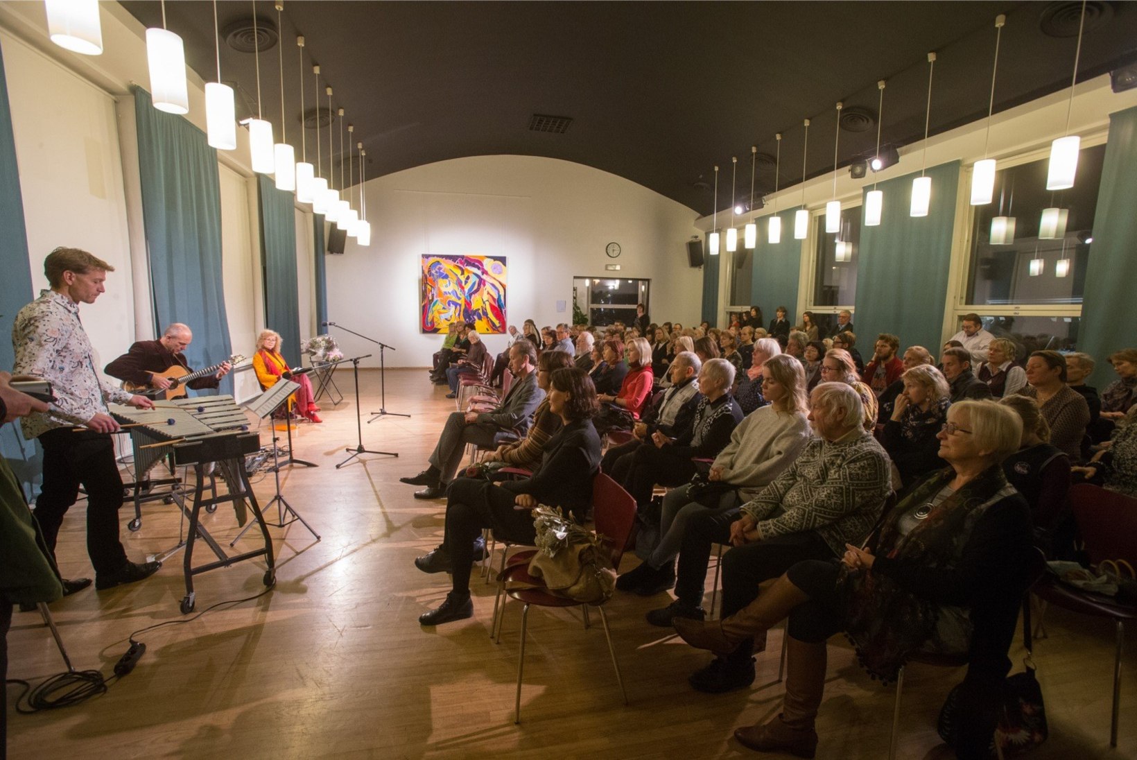 FOTOD | Kirjanik Doris Kareva kohtus muusika- ja luuleõhtul oma austajatega