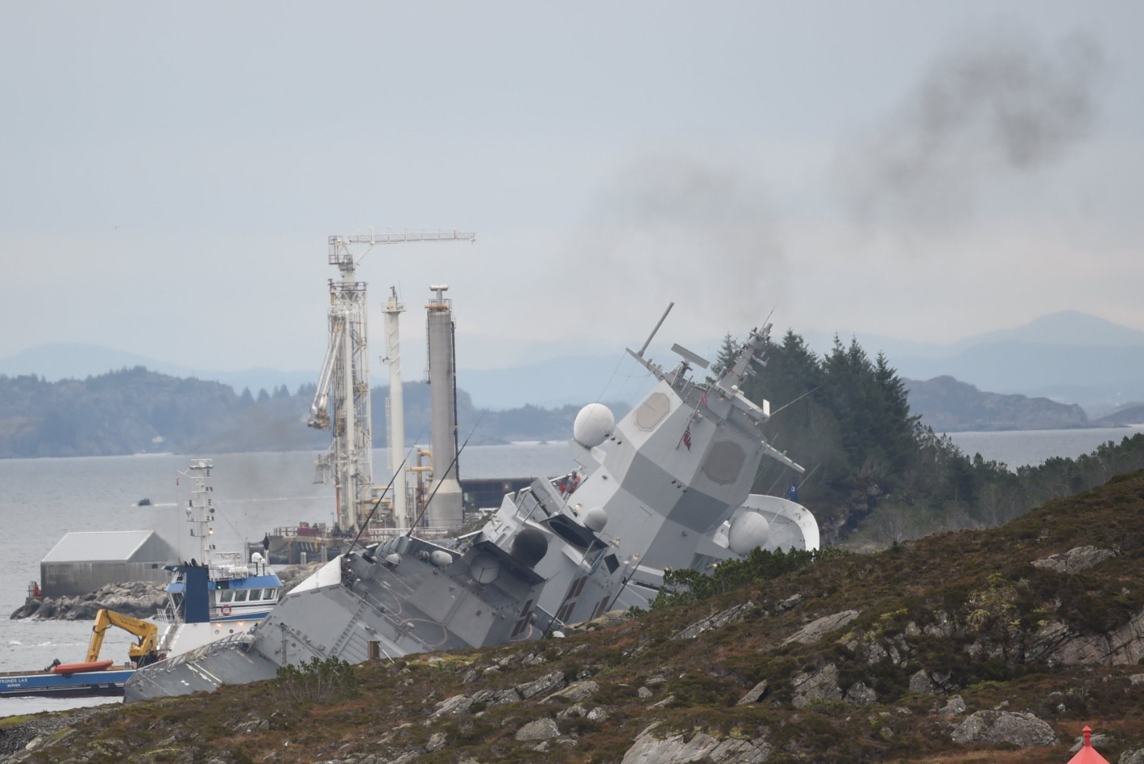 NATO õppuselt tulnud Norra sõjalaev põrkas naftatankeriga kokku