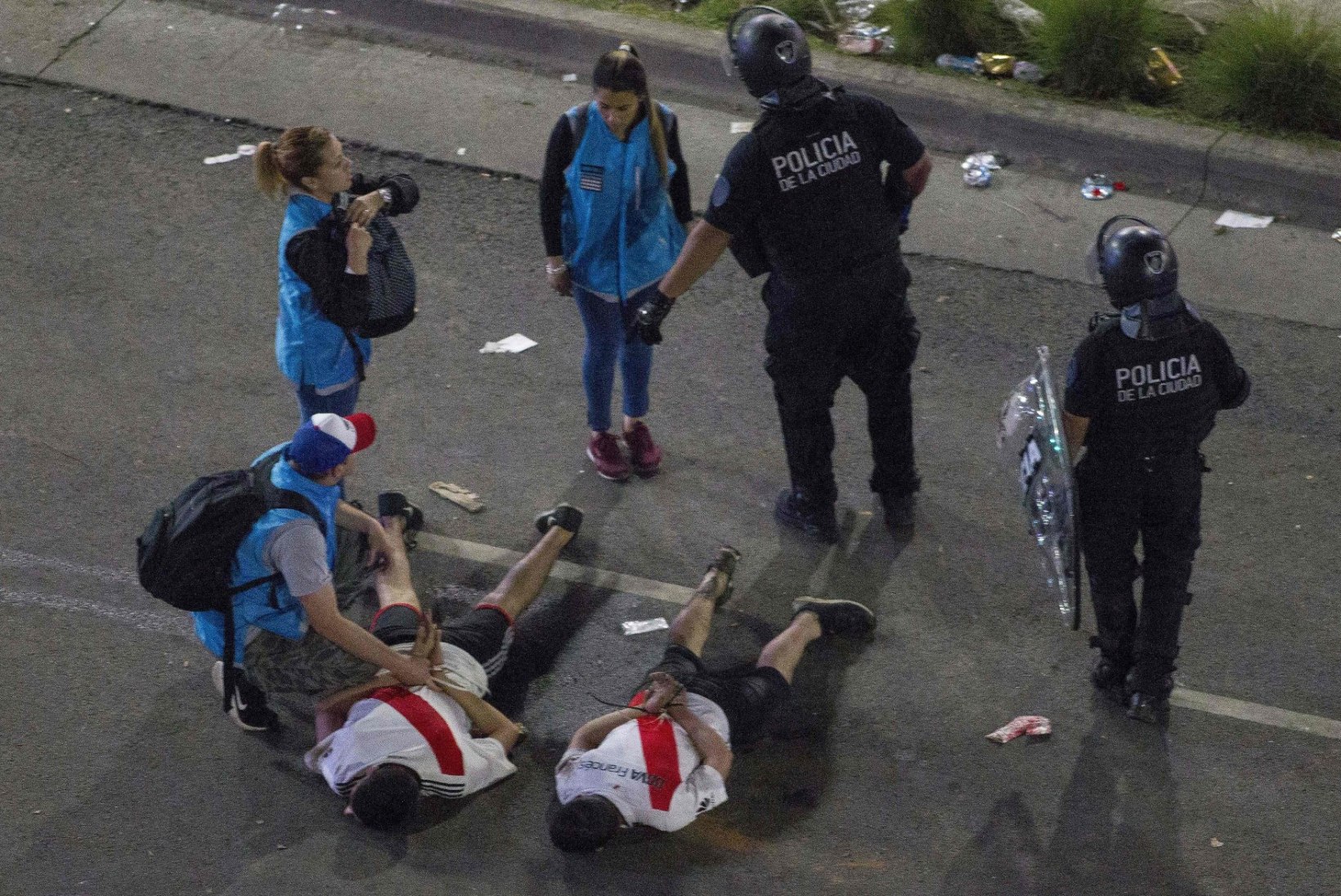 FOTOD | Politsei pidi maailma tuliseima jalgpalliderbi järel fänne kummikuulide ja pisargaasiga taltsutama