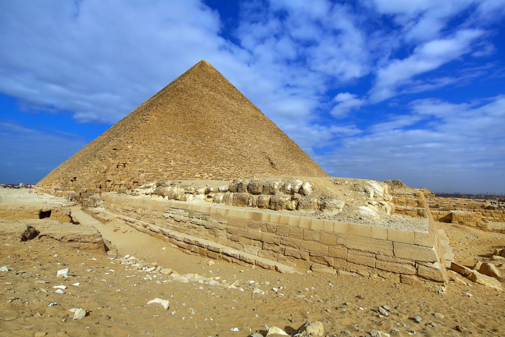 Alasti paar Cheopsi püramiidi tipus ajas egiptlased marru
