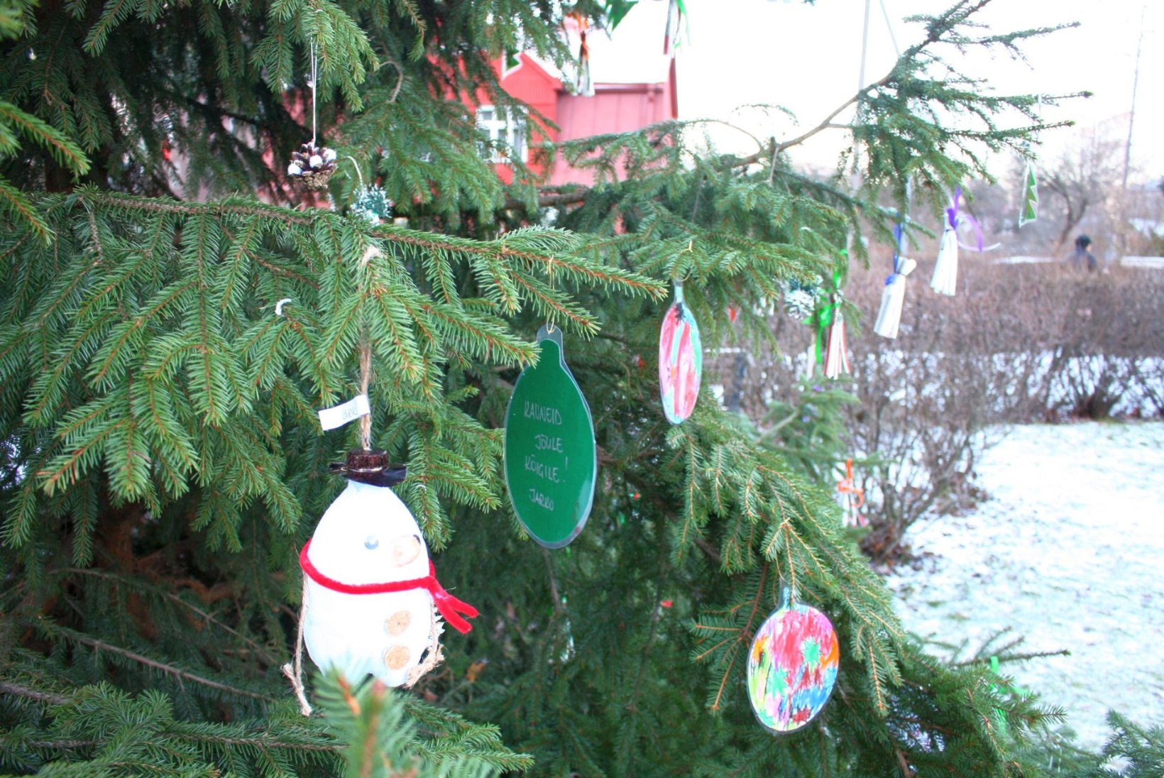 Nunnud fotod: lasteaialapsed ehtisid Nõmme jõulupuu