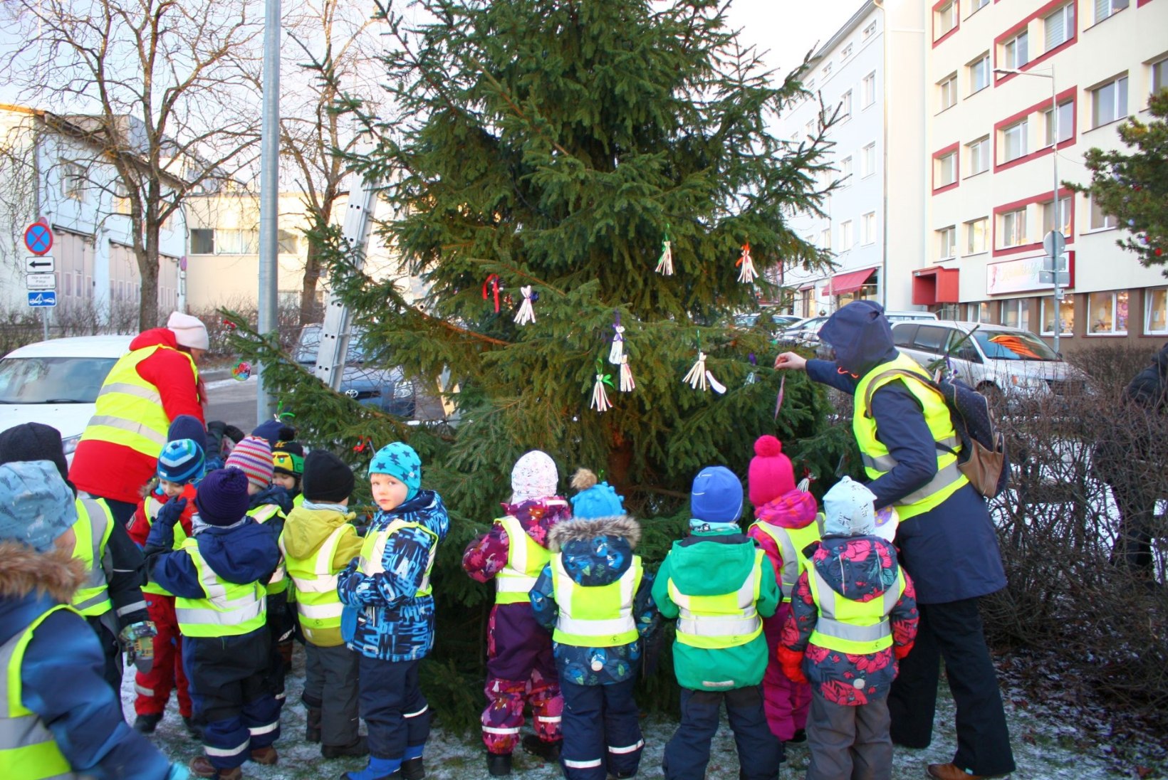 Nunnud fotod: lasteaialapsed ehtisid Nõmme jõulupuu