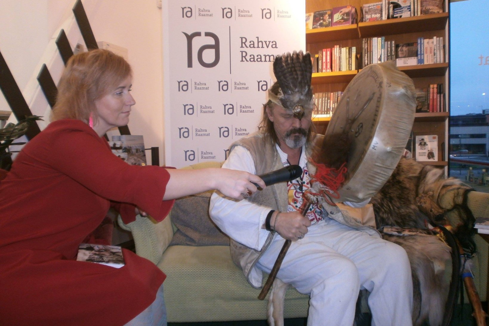 GALERII | Šamaan Kotkasulg sai Pärnu raamatuesitlusel vägeva kingituse ning ületas kõik rekordid