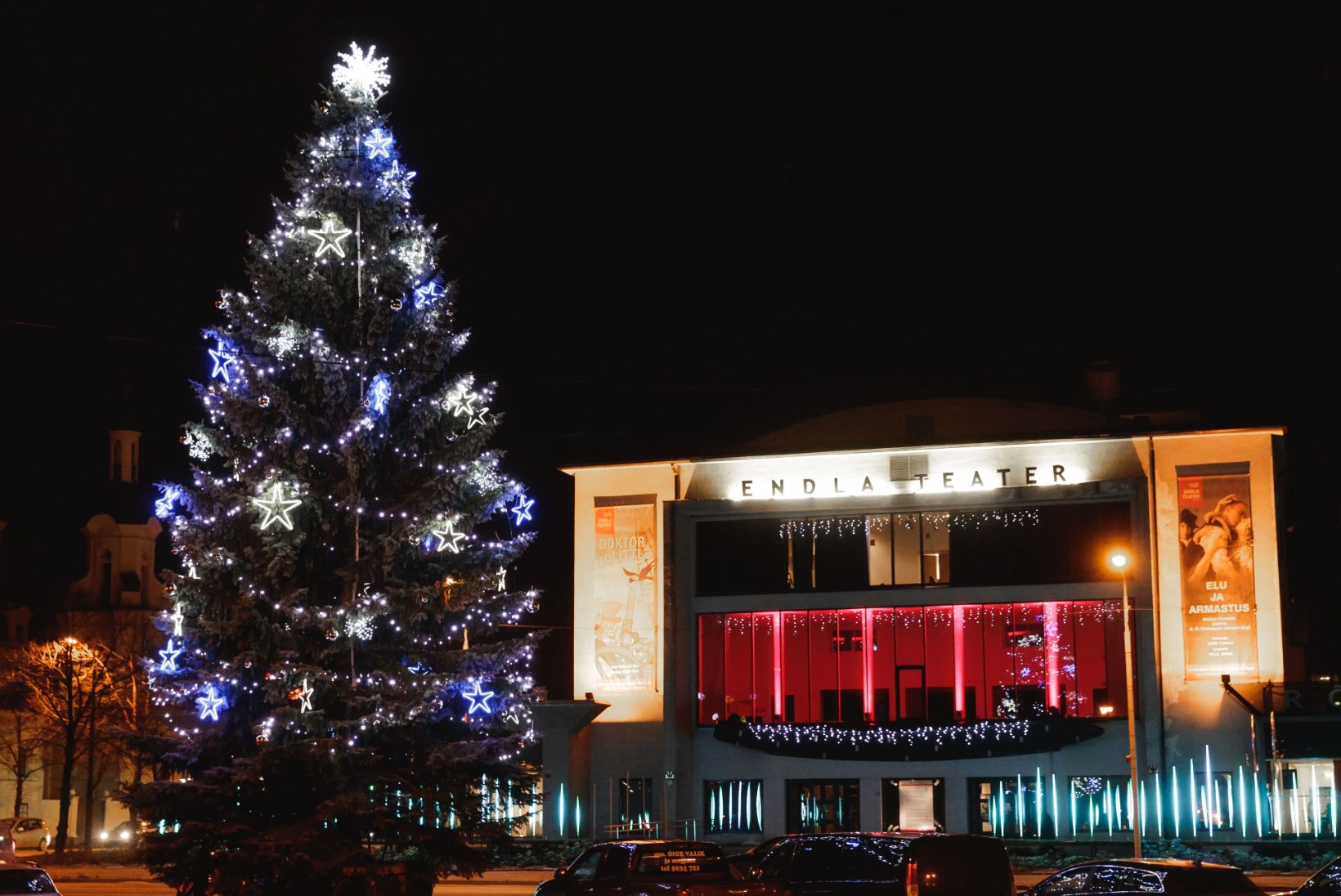 FOTOD | Pärnus topelt ei kärise – linna ehib kaks suurt jõulupuud