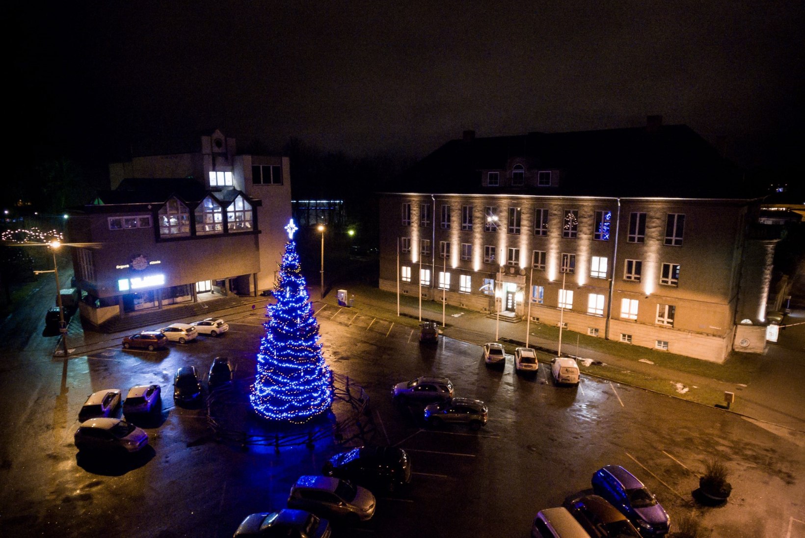 FOTOD | Viljandi jõulupuu läheb linnale maksma 5146 eurot