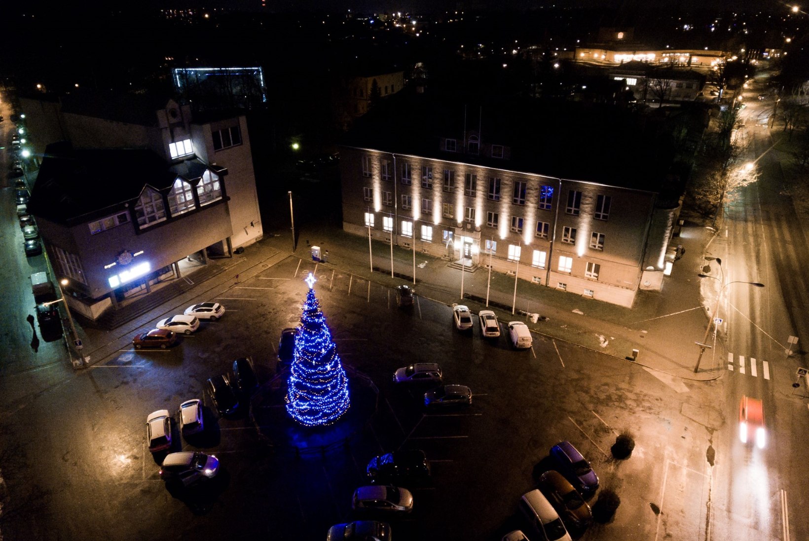 FOTOD | Viljandi jõulupuu läheb linnale maksma 5146 eurot