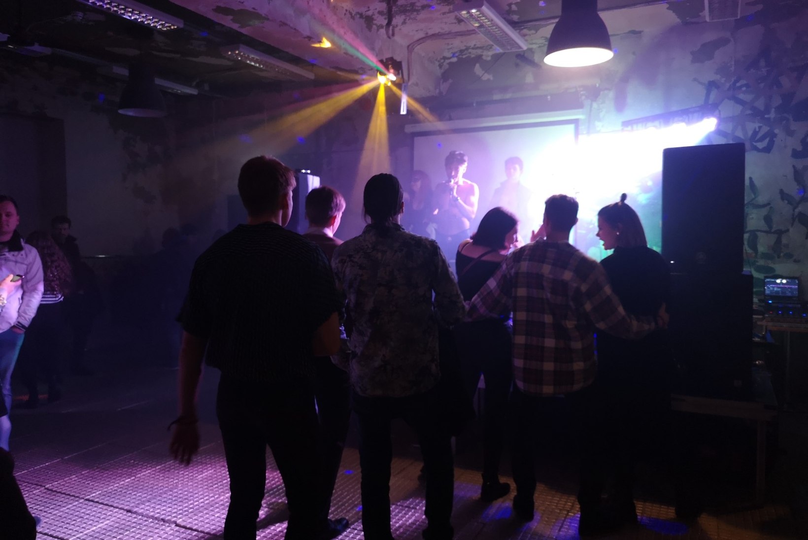 FOTOD | Aasta sürreaalseimal peol esitleti bändi Dark Velvet „bängerit“ muusikavideot