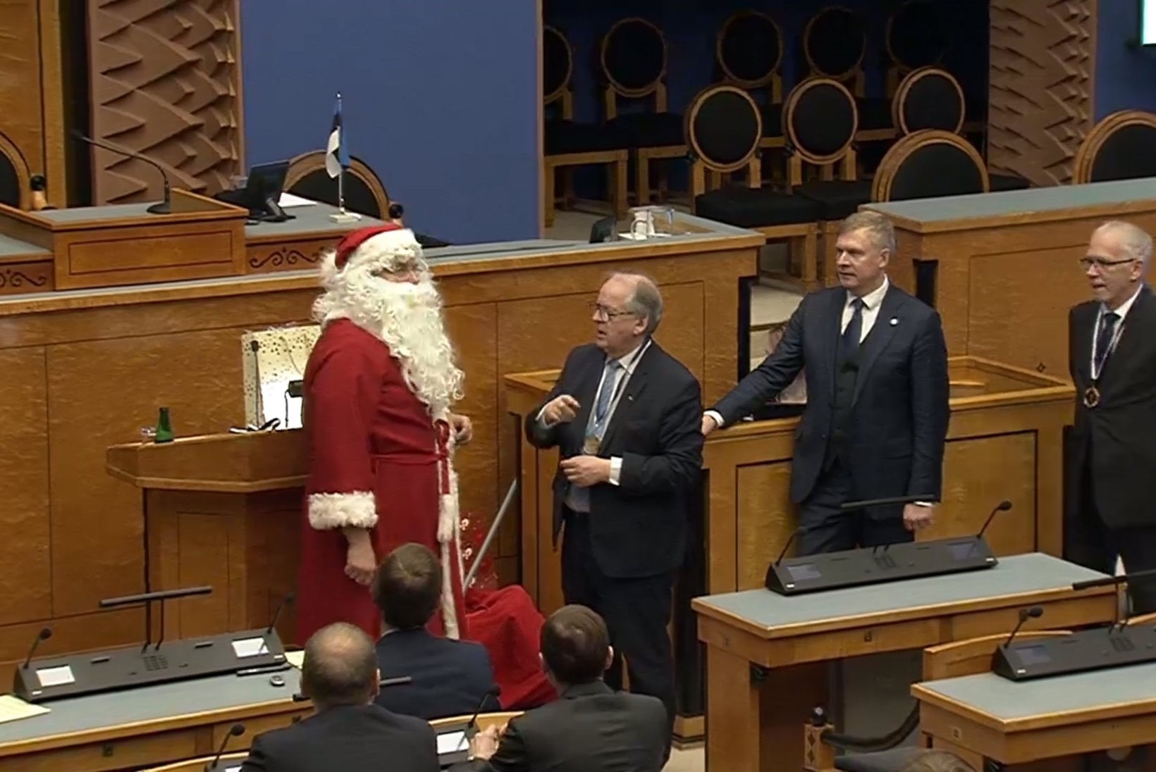 VIDEO | Mida tõi jõuluvana riigikogu liikmetele?