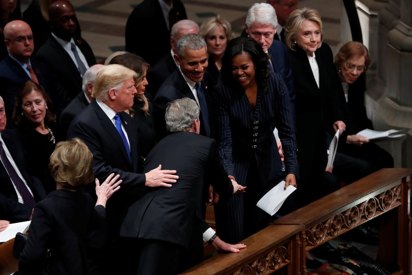 ARMAS HETK KURVAS PÄEVAS: George Bush andis isa matustel Michelle Obamale väikse üllatuse