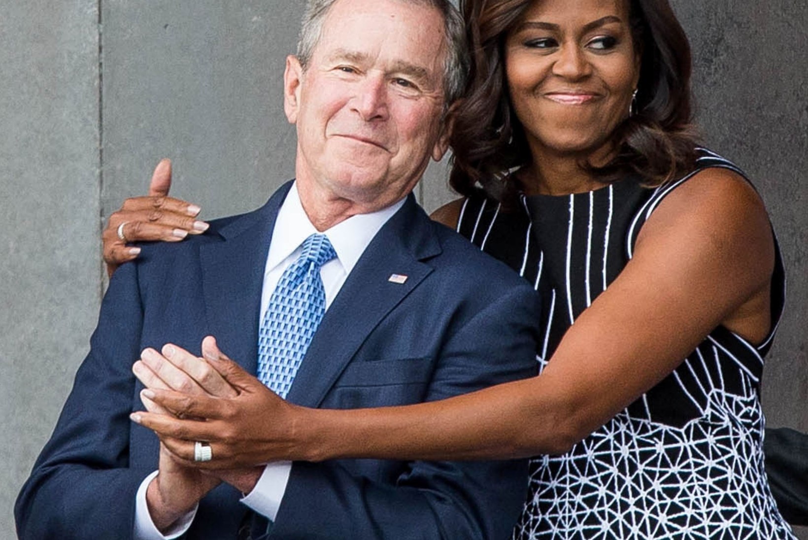 ARMAS HETK KURVAS PÄEVAS: George Bush andis isa matustel Michelle Obamale väikse üllatuse