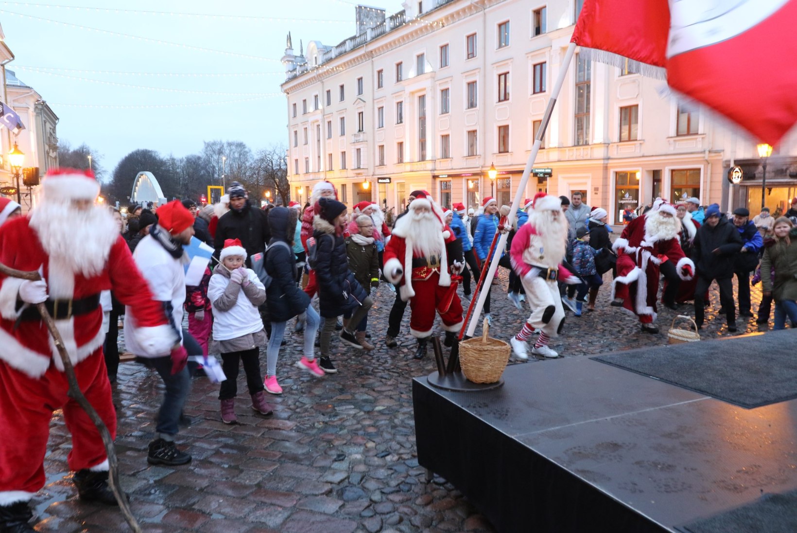 Habe lehvima! Jõuluvanad pidasid Tartu Raeplatsil talimänge