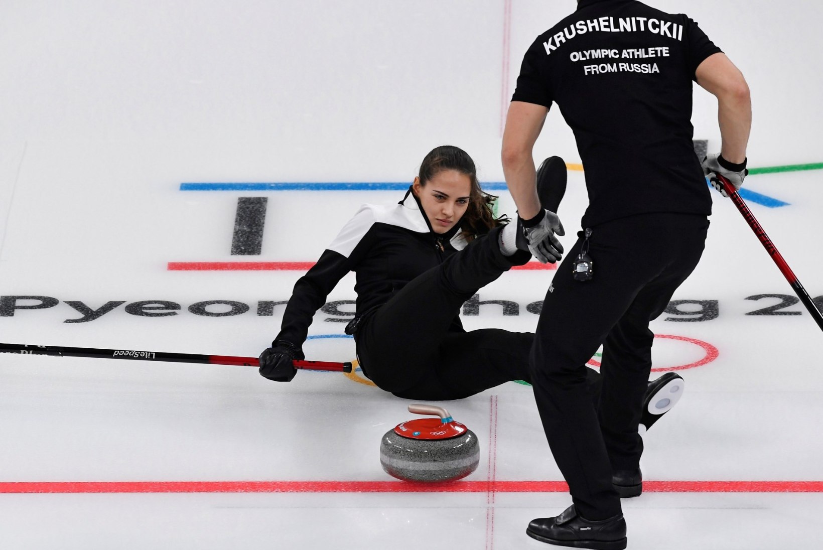 KUUMAD FOTOD | „Mina, ja Bondi-tüdruk?“ Venemaa curlingumängija modellilik välimus lööb olümpial laineid