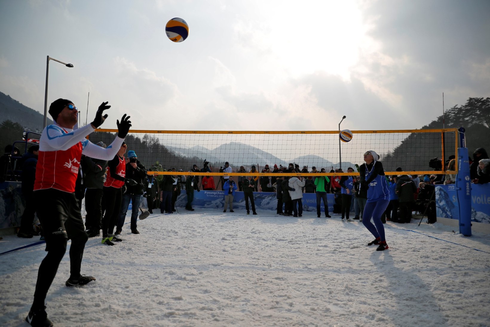 FOTOD ja VIDEO | Pyeongchangis pandi pall mängu ka lumevõrkpallis