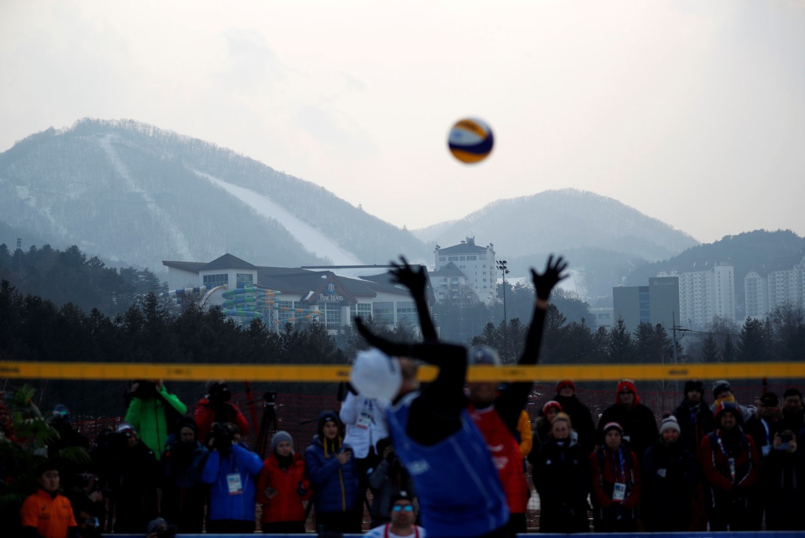 FOTOD ja VIDEO | Pyeongchangis pandi pall mängu ka lumevõrkpallis