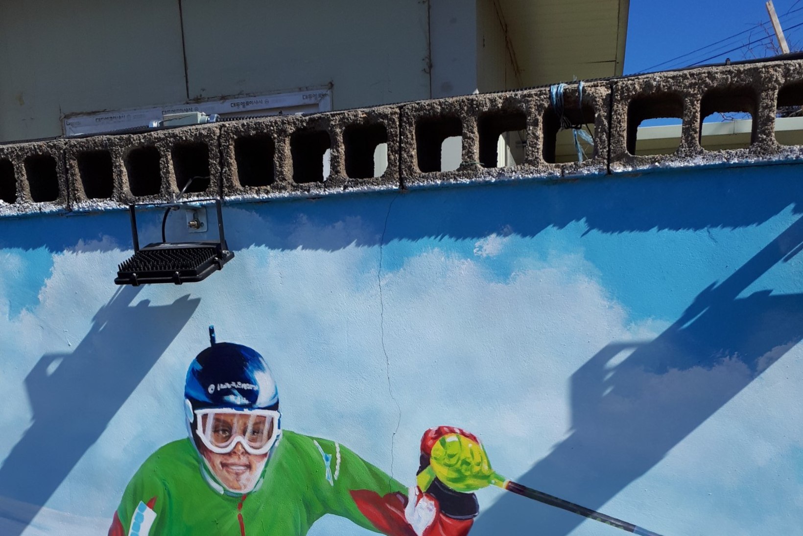 ÕL OLÜMPIAL | GALERII | Vaata, millised vahvad seinamaalid ehivad Pyeongchangi olümpiastaadioni lähedal asuvat kõrvaltänavat