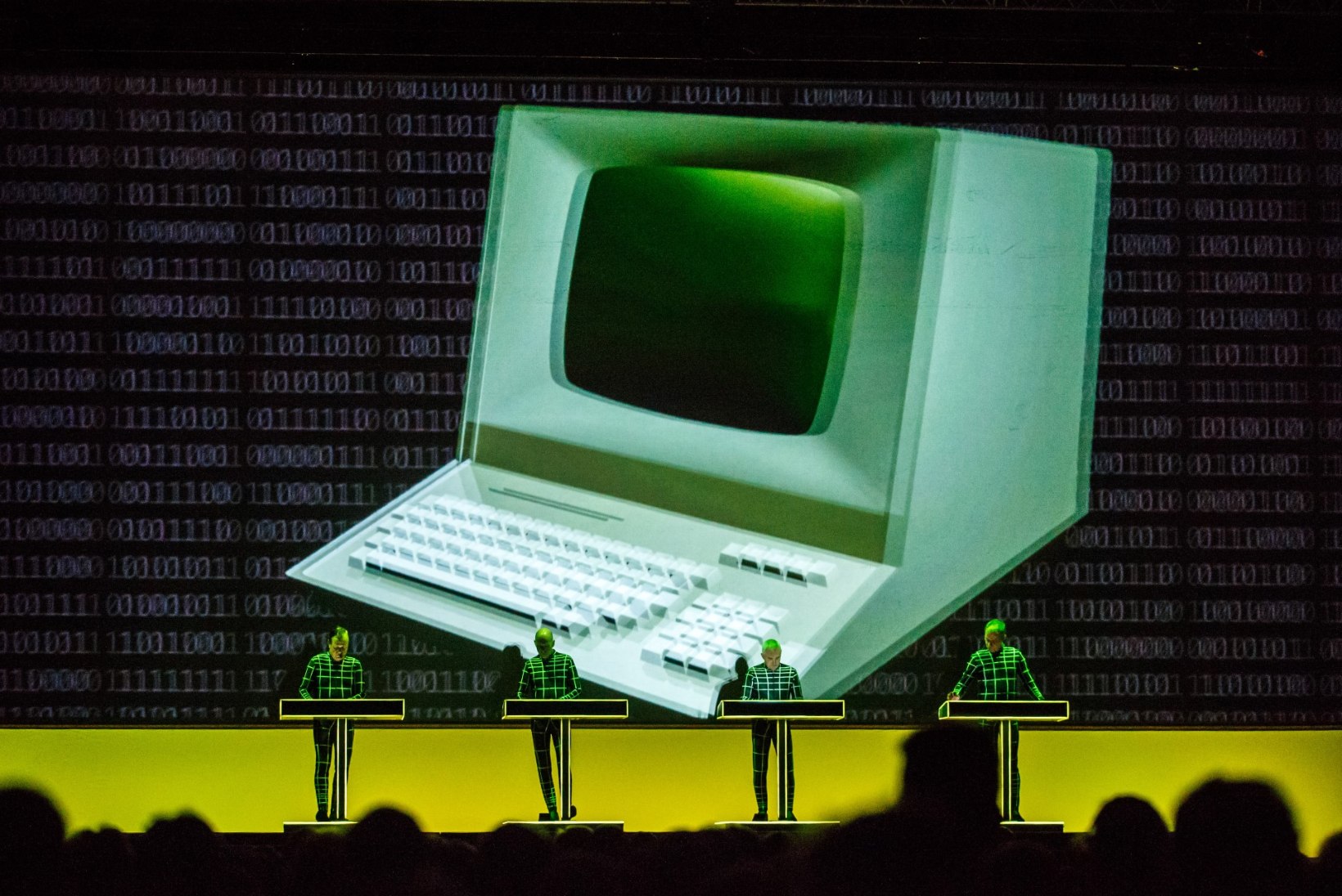 GALERII | Kraftwerk andis Saku suurhallis futuristliku 3D-kontserdi