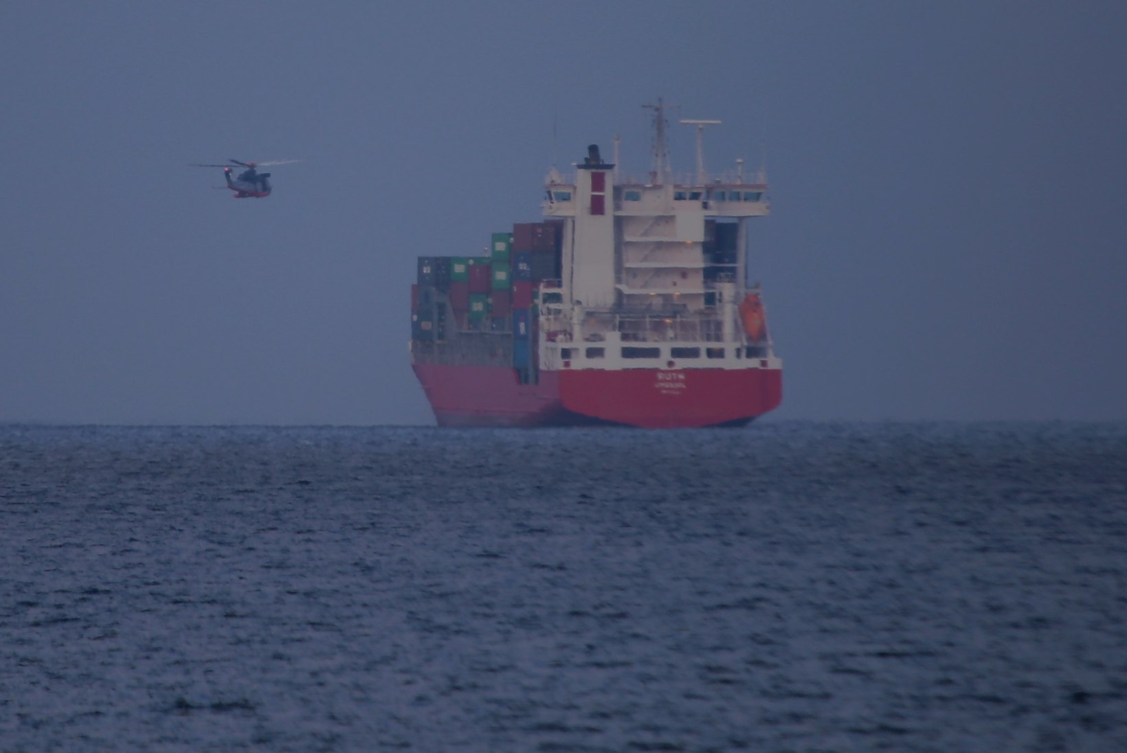 FOTOD ja VIDEO: Mis toimub? Kopter rippus laeva kohal