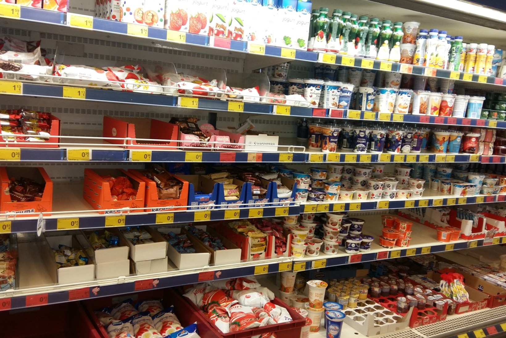 LUGEJA FOTOD | Mis toimub, kas piimakriis on käes? Logistikakeskuse kõrval elajad ei saanud Maxima poest piima